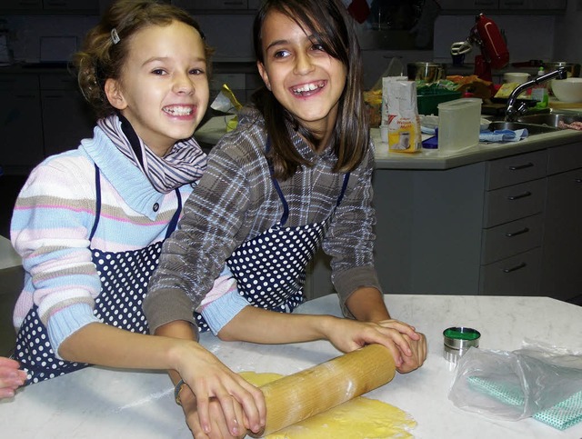 Die Grundschler beim Backen  | Foto: Schule