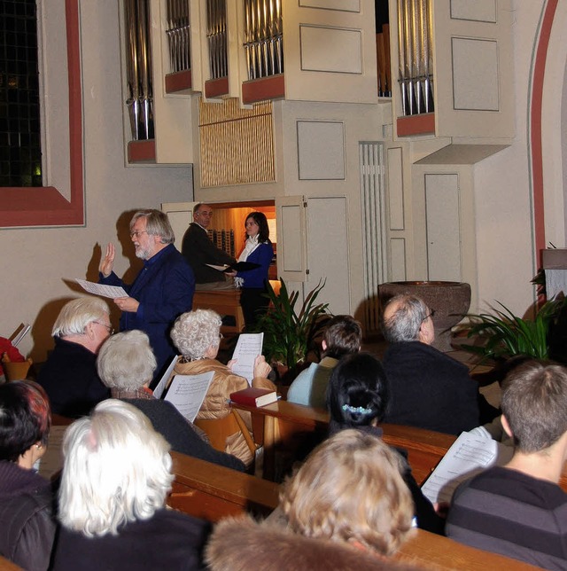 Souvern leitet Christoph Khlewein di...olfgang Erber an der Orgel begleitet.   | Foto: Frank Kiefer