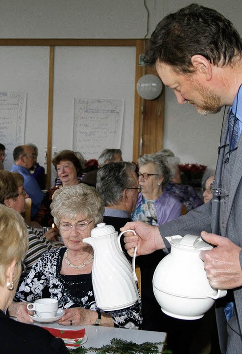 Heiner Mues schenkte beim Adventsnachmittag des VdK  den Besuchern Kaffee ein.   | Foto: Privat