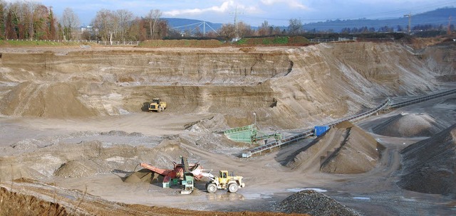 500000 Tonnen Kies vom Rheinufer werde...Grube bei Haltingen zwischengelagert.   | Foto: Lauber