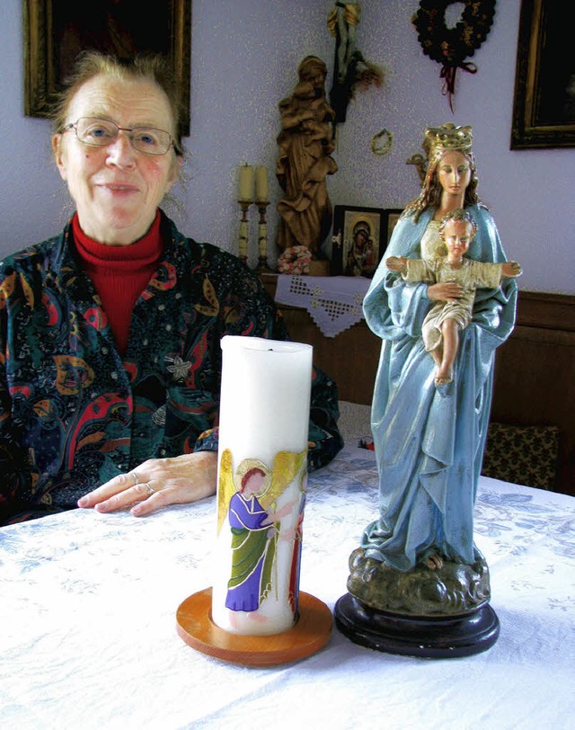 Ccilia Schwr mit der Muttergottesstatue ihrer Grotante Josefa Vogt    | Foto: Monika Rombach