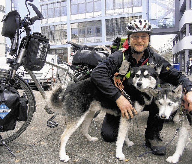 Mit Rad und Hunden tourt Randolph West...erte der 51-jhrige jngst Waldshut.    | Foto: Gerard