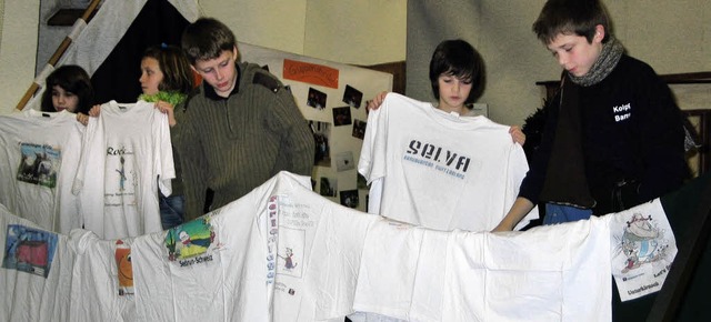 Die Kolping-Jugend hngt zu verschiedenen Themen T-Shirts aus 25 Jahren auf.   | Foto: Jutta Schtz