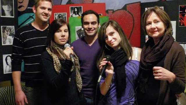 Sie haben den Film ber das Jugendhaus...in des JuZ, Beata Rolirad (von links).  | Foto: baumgartner