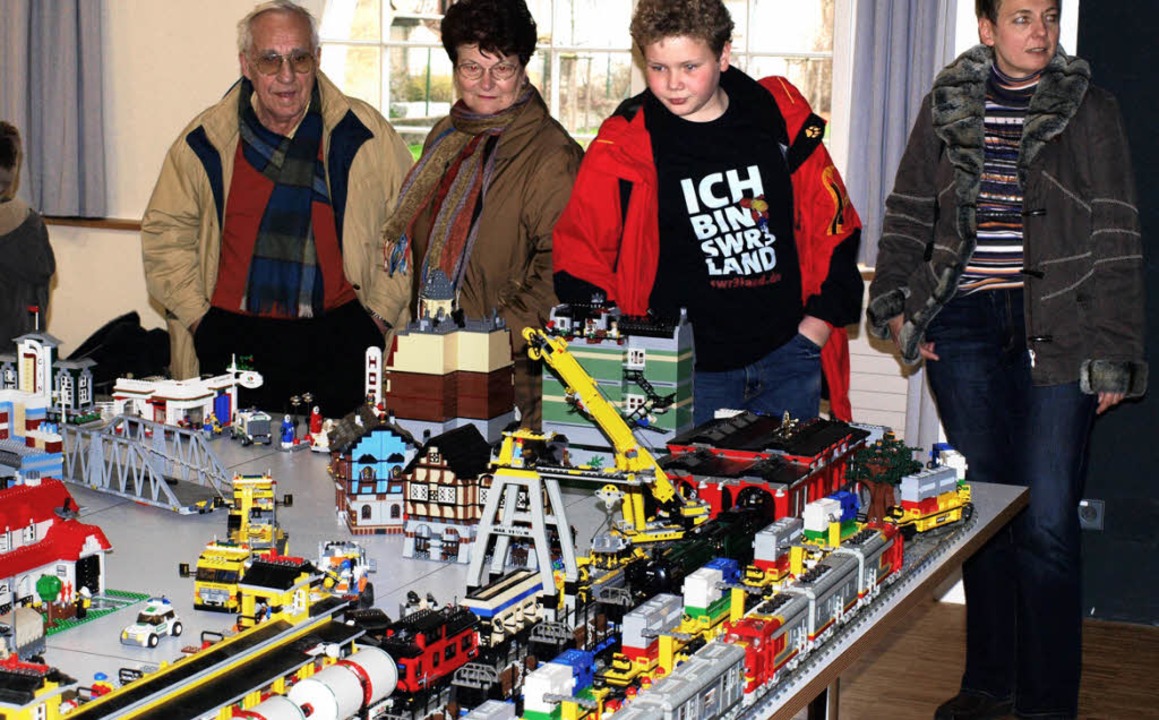 Eine Anlage aus Legosteinen gehörte zu... der Modellbahnausstellung in Haagen.   | Foto: Paul Schleer