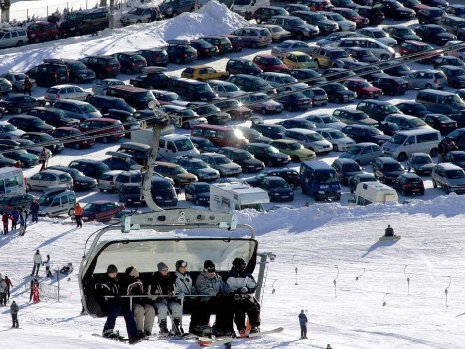 Vor dem Skivergngen steht am Feldberg...roes Parkhaus soll Abhilfe schaffen.   | Foto: dpa