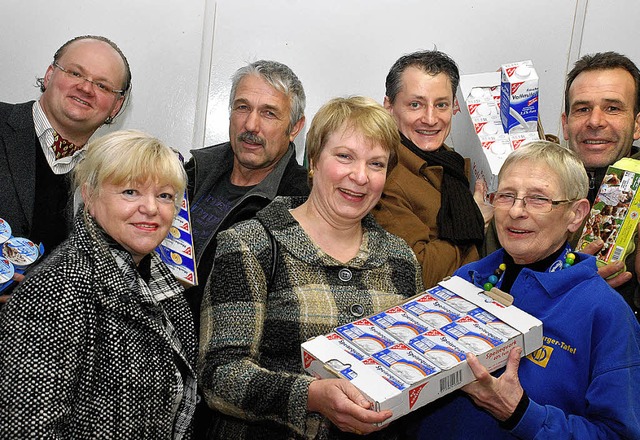 Spenden macht Freude (von links nach r..., Ilse Herberg und Thomas Bauknecht.    | Foto: Gertrude Siefke