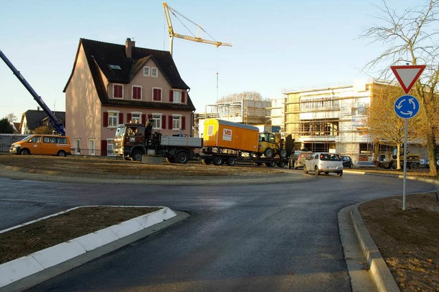 Der neue Kreisel ist fertig: Am Mittwoch  zogen die Baumaschinen ab.   | Foto: Gerhard Walser