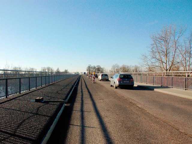 Die Geduldsprobe  fr die Autofahrer h...dert ber die Rheinbrcke rollen.       | Foto: victoria  kampfmann