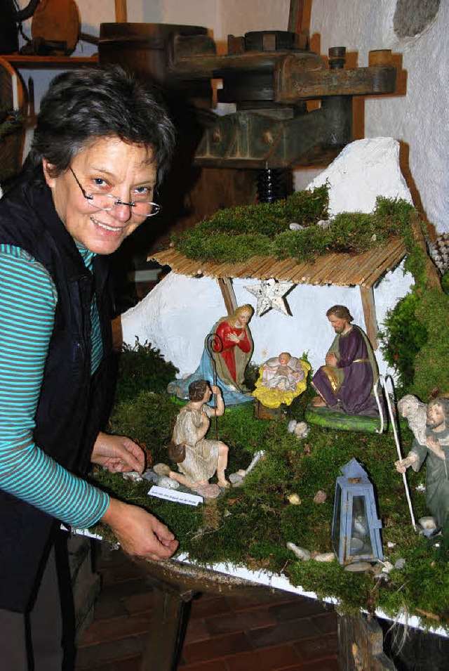 Heimatvereinsvorsitzende Carola Mutsch... den  Figuren der alten Kirchenkrippe   | Foto: Roland Vitt