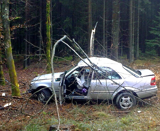 Vllig verformt:   Das Auto nach der Schleuderfahrt in die  Bume    | Foto: privat
