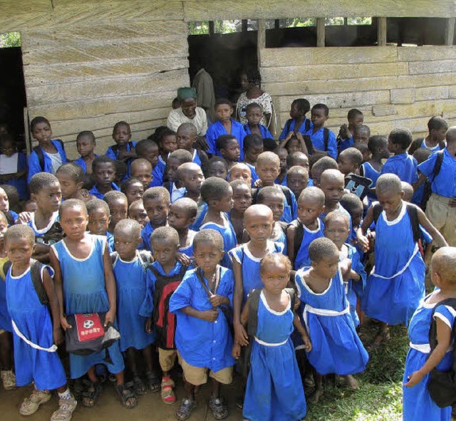 Fr 100 Kinder in Dikome (Kamerun) erm...chts mehr, es musste gelaufen werden.   | Foto: Privat