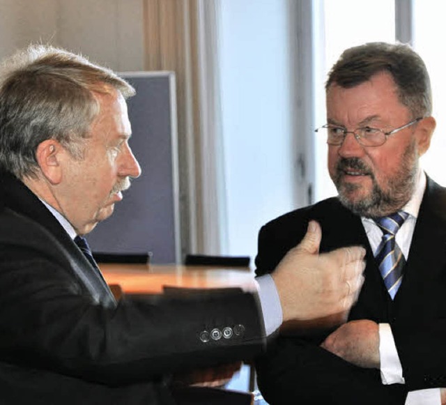 Kultusminister Helmut Rau im Gesprch mit Pater Happel   | Foto: BZ