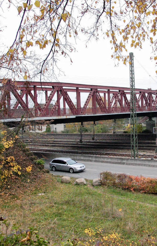 Neben der Friedensbrcke wird  die Bogenbrcke gebaut.   | Foto: SENF