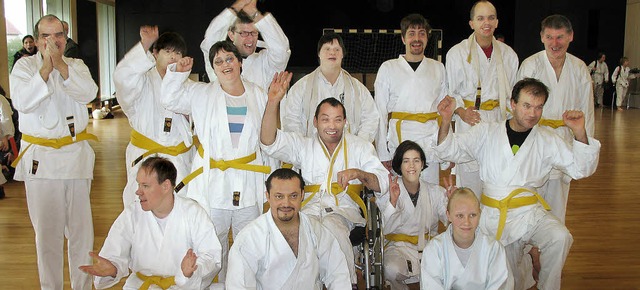 Die strahlenden Karate-Prflinge: (Hin...s Leucht, Cesar Ortiz, Rebecca Trby.   | Foto: privat