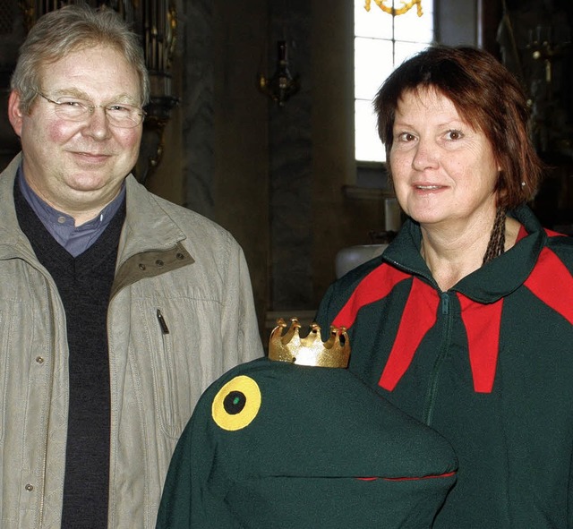 Froschknigin Hanni Abel und Pfarrer M...dienst seit vielen Jahren in Wehr vor.  | Foto: jrn kerckhoff