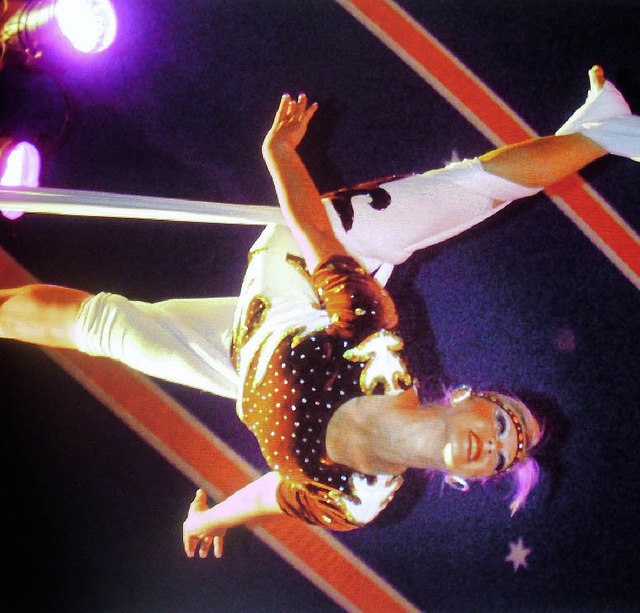 Die Akrobatin Alyssa Kiefer wird bei d... Samstag in der Stadthalle  schweben.   | Foto: Privat