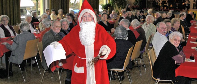 Gedichte, Sprche und Geschenke hatte der  BRH-Nikolaus  im Gepck.   | Foto: sedlak