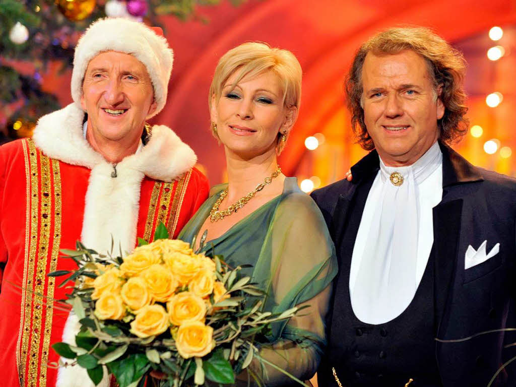 Comedian Mike Krger (l), verkleidet als Nikolaus, die Sngerin Claudia Jung und der niederlndische Violinist   Andre Rieu