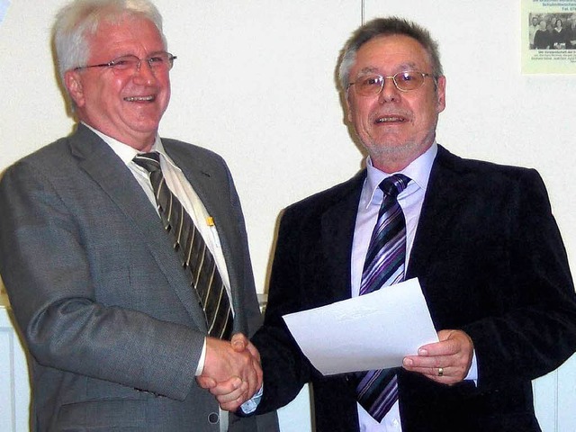 Schulrat Gerhard Zolg (links) vom Schu...s Konrektor, zu seinem Dienstjubilum.  | Foto: Antonia Kramer-Diem