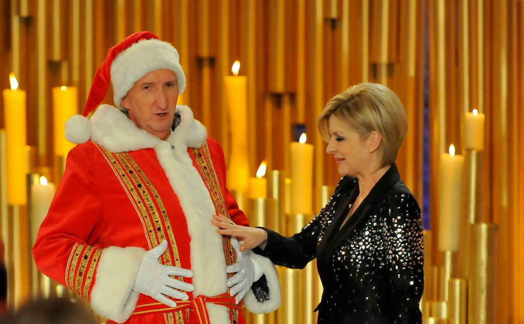 Comedian Mike Krger, verkleidt als Nikolaus, und die Moderatorin Carmen Nebel