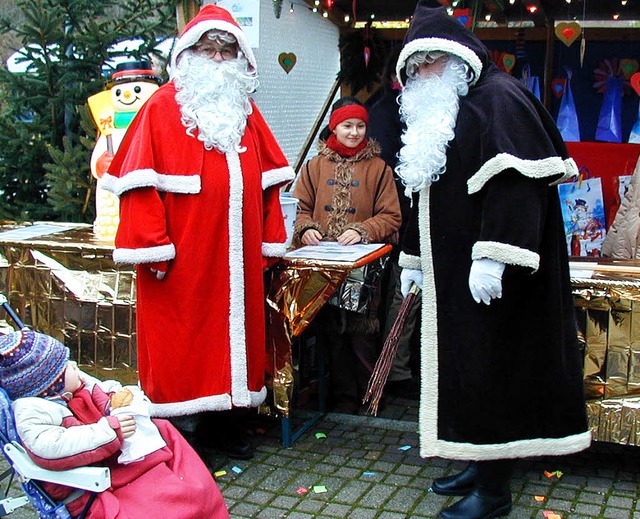 Nikolaus und sein Begleiter Knecht Rup...ch beim Weihnachtsmarkt  angekndigt.   | Foto: umi