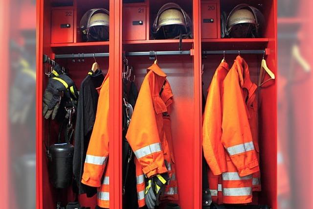 Neue Jacken, Helme und Masken für die Feuerwehr
