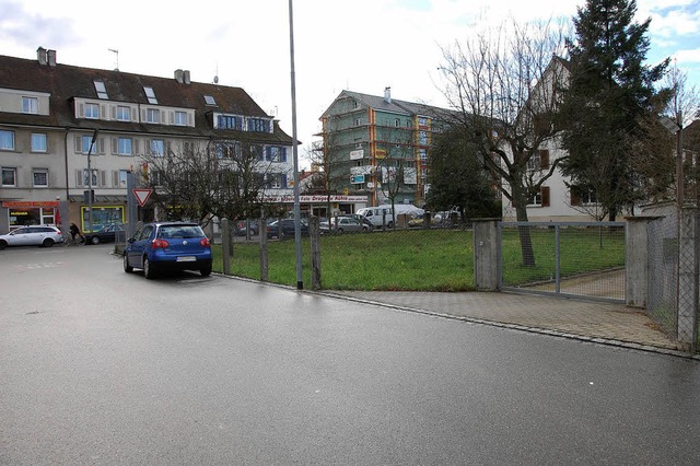 Dieses unbebaute Grundstck an der Fri...trae soll zu einem Parkplatz werden.   | Foto: Frey