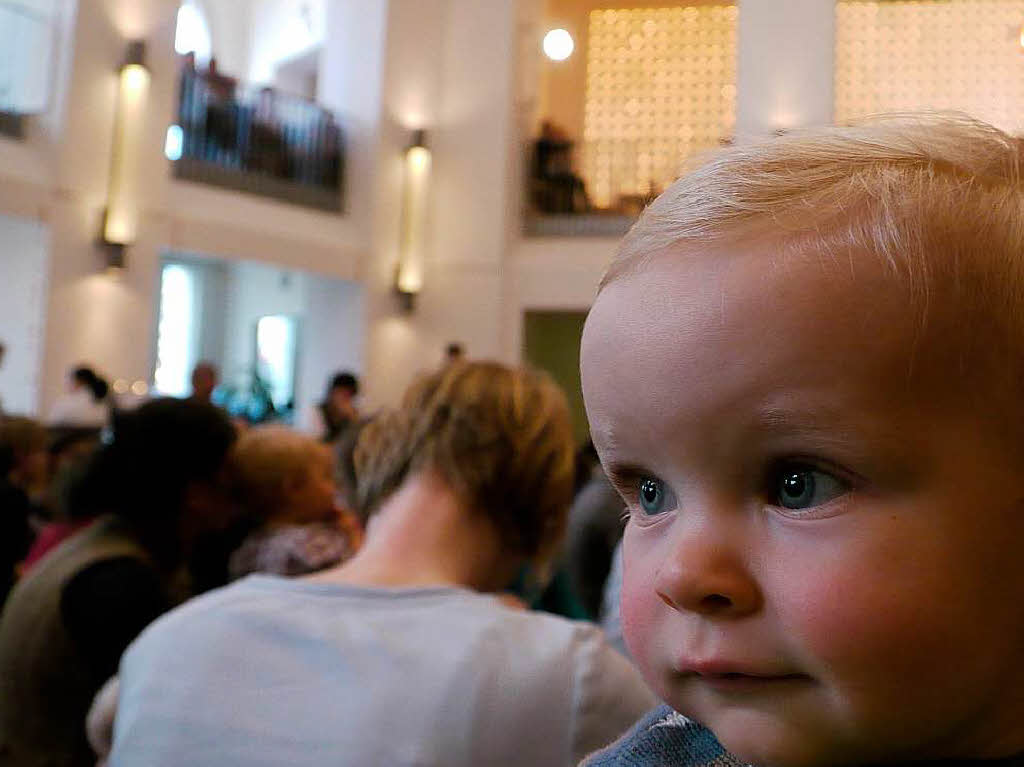 Beim ersten Freiburger Babykonzert krabbelten die Kleinsten im Freiburger Stadttheater drunter und drber