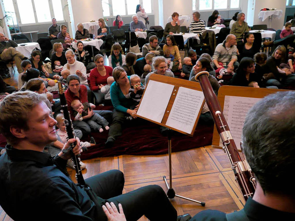 Beim ersten Freiburger Babykonzert krabbelten die Kleinsten im Freiburger Stadttheater drunter und drber