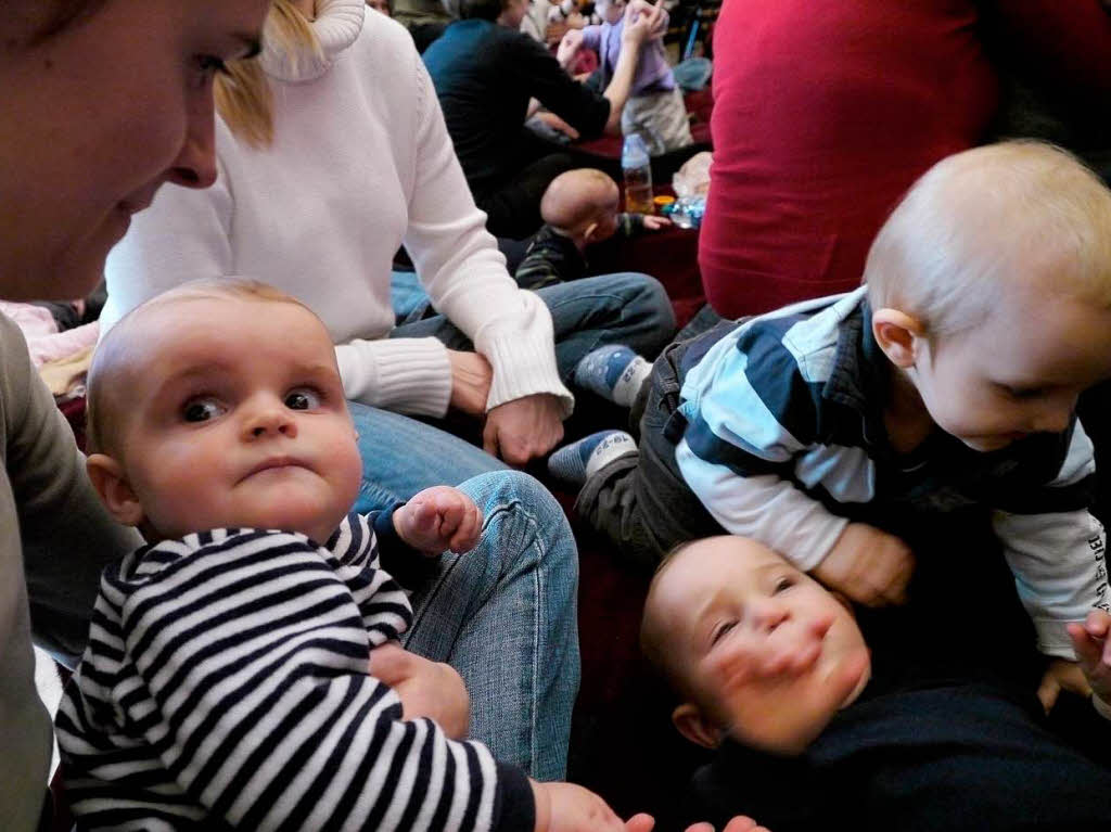 Beim ersten Freiburger Babykonzert krabbelten die Kleinsten im Freiburger Stadttheater drunter und drber