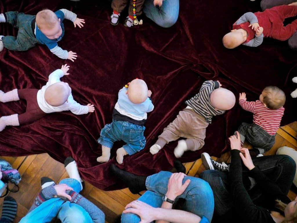 Beim ersten Freiburger Babykonzert krabbelten die Kleinsten im Freiburger Stadttheater drunter und drber