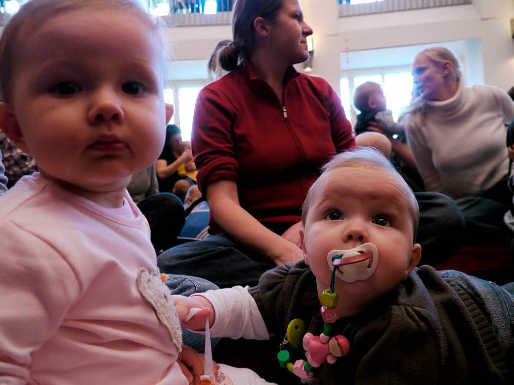 Beim ersten Freiburger Babykonzert krabbelten die Kleinsten im Freiburger Stadttheater drunter und drber