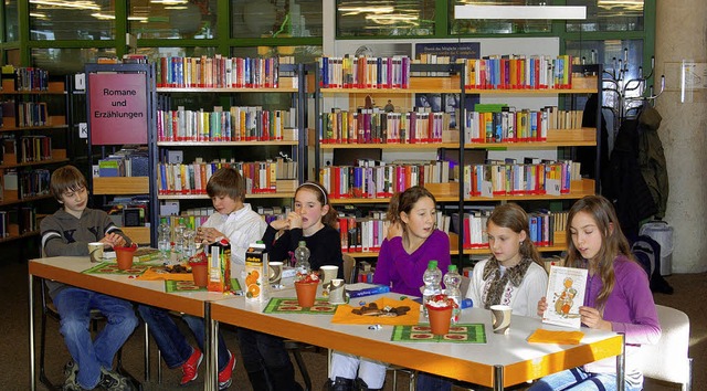 Sechstklssler am Gundelfinger Gymnasium beim Vorlesen.  | Foto: KLEINER