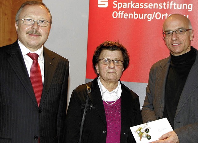 Stiftungsvorstand  Hermann Weber  (lin...nde die Spende in Hhe von 3000 Euro.   | Foto: Heidi Fssel