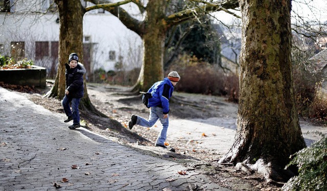 Vorsichtig, Wurzeln und Lcher: Kinder mssen beim Spielen arg aufpassen.   | Foto: christoph breithaupt