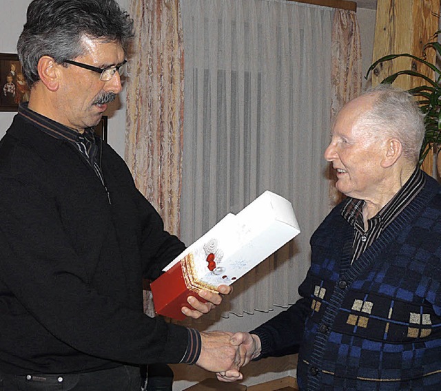 Geschenke fr den Jubilar Martin Schmidt gibt es von Ortsvorsteher Roth.   | Foto: Beschorner