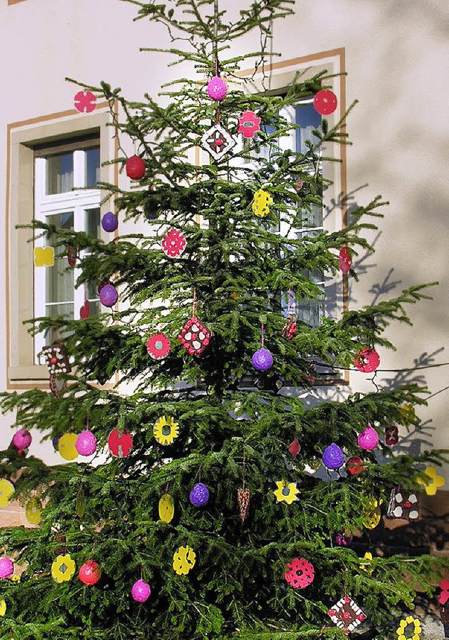 Der Sulzer Weihnachtsbaum ist das Ergebnis einer Gemeinschaftsaktion.   | Foto: Dieter Fleig