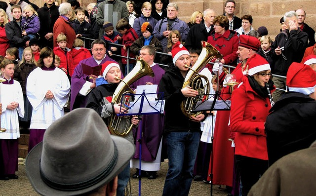 Musikalische Nikoluse erffneten den Markt  in St. Peter.     | Foto: Rombach