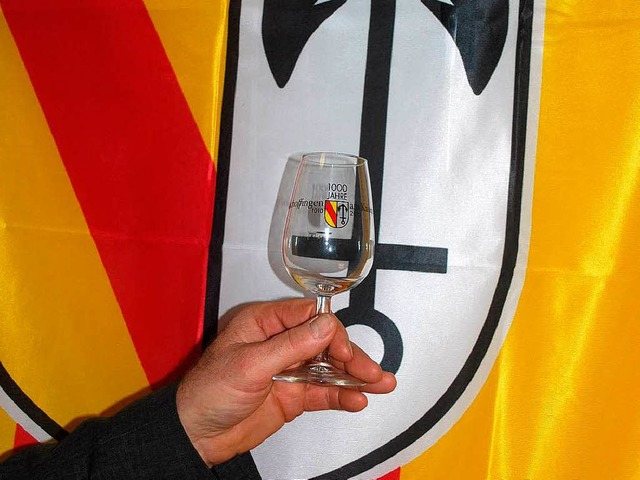 Fr das Bischoffinger Dorfjubilum wur...ein Festglas und eine Fahne entworfen.  | Foto: Benjamin Bohn