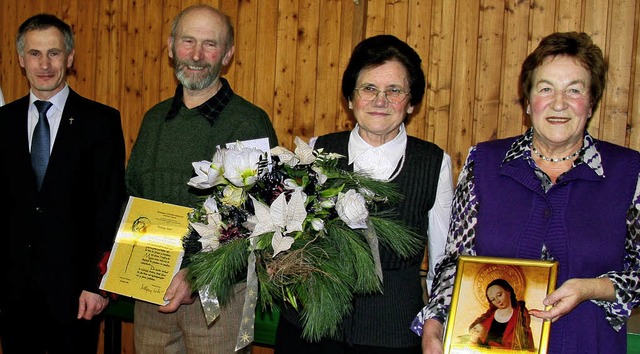 Pfarrer Johannes Gut ehrte  (von links...itzende des Kirchenchors, gratulierte.  | Foto: herbert trogus