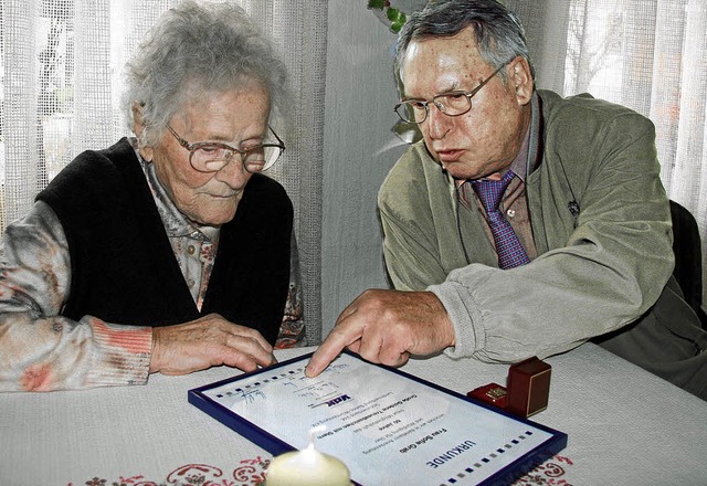 60 Jahre ist Sofie Grab Mitglied im Vd... goldene Treueurkunde mit  Ehrennadel.  | Foto: herbert trogus