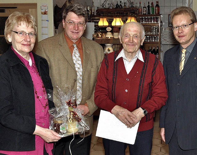 Georg Villinger (links) ehrte Otto Feh... und Thomas Drflinger  gratulierten.   | Foto: Pichler