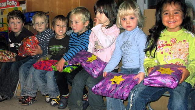 Kinder  beschenken  Kinder: Im  Dora-M...mnischen  Kindergartens  gespielt.     | Foto: Martina-David Wenk