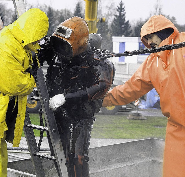 Ein Froschmann tauchte am Donnerstag  ...m das defekte Rhrwerk  zu entfernen.   | Foto: Bartler