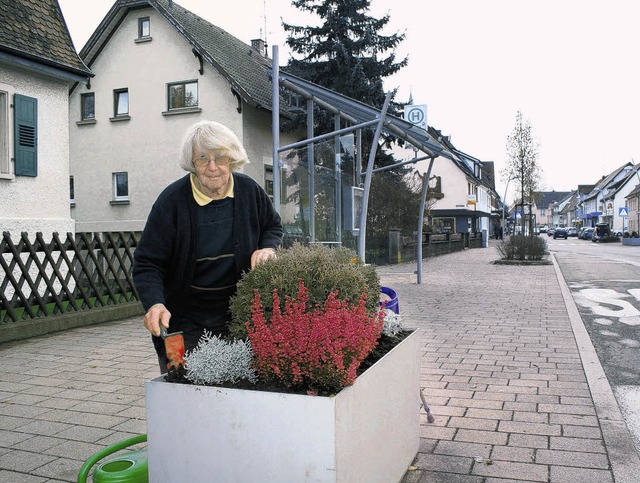 Damit die Blumentrge an der Donauesch...hen, hilft Klara Dilger krftig mit.    | Foto: Birgit Albert