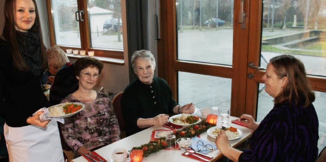 Realschlerin Josephine Hauke serviert...ndern auch einige solidarische Esser.   | Foto: Christoph Spangenberg