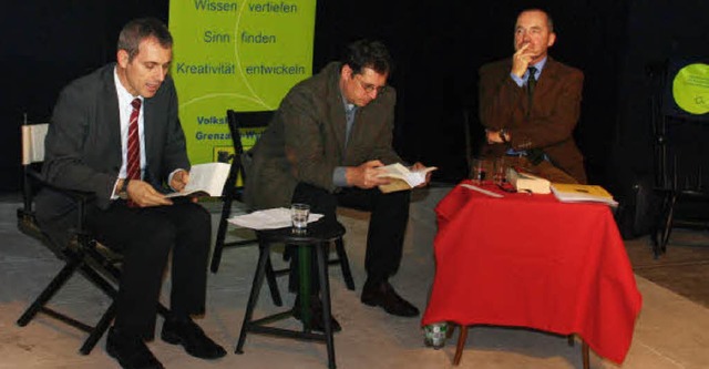 Jrg Lutz (von links) las und diskutie...Leiter Henning Kurz und dem Publikum.   | Foto: Ch. Spangenberg