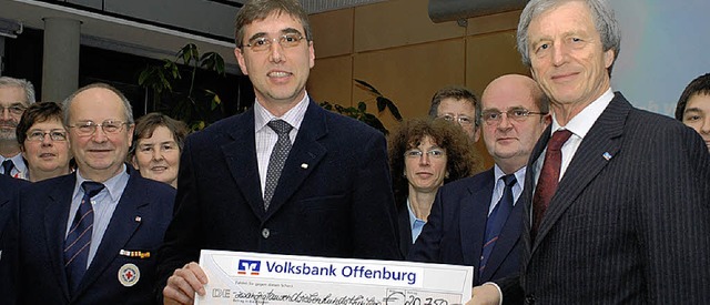 Richard Bruder von der Volksbank (rech...en DRK-Kreisvorsitzenden Klaus Gross.   | Foto: Gertrude Siefke