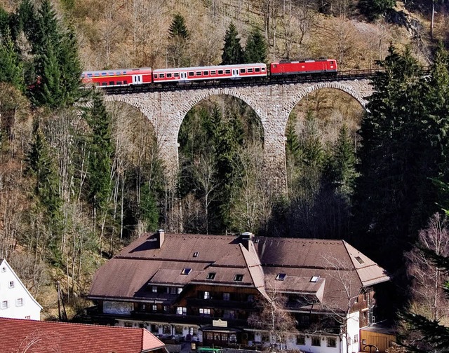 Ein Zug auf dem Ravennaviadukt im Hllental, 2007  | Foto: Jrg Sauter